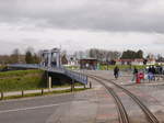 Zwischen Saint-Valery-Canal und Saint-Valery-Ville führen das Vierschienengleis der CFBS und die Straße gemeinsam mit einer Brücke über das Schleusensperrwerk der hier