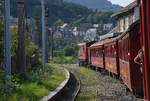 Ob sich in den rot lackierten, modernisierten ex-MOB-Wagen, das gleiche  Fahrvergnügen  einstellt, auch wenn 117 Jahre alte Loks davor hängen ?
Le Villaret, 26.8.2008.