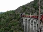 Von der Lok T7 gezogener SGLM-Zug von Saint-Georges-de-Commiers nach La Mure unterwegs auf einem der zahlreichen Viadukte.