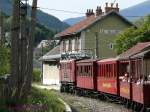 Von der SGLM-Lok T7 gezogener Zug bei der Durchfahrt im Bahnhof Le Villaret.