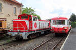 Neben dem historischen Triebwagen (rechts) ist auch noch die Diesellok links als Train Rouge unterwegs.