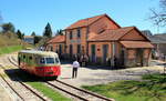 Museums- und Touristikbahnen im französischen Zentralmassiv: Im Norden des Train de L Ardeche blieb ein weiterer Streckenteil des ehemaligen Meterspurnetzes erhalten, auf dem heute der Velay Express zwischen St. Agreve und Raucoules verkehrt. Der Billard A80D 313 legt am 08.04.2017 in Le Chambon Mazet einen Zwischenhalt ein ein.