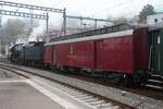 Die 141 R 568 zieht am 26.10.2024 den Swiss Classic Train durch das Gros de Vaud.