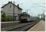 Ein Zug, genannt RIO (Rame Inox Omnibus), gezogen von einer SNCF Maschine der Serie BB 16500, nmlich 16699, am 27.7.2006 bei der Durchfahrt der Haltestelle Berchem in Luxemburg Richtung Luxemburg.