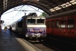 Ein Nachschuss von der SNCF 5522269 mit einem Regionalzug aus Marseille-St-Charles(F) nach Lyon(F) bei der Abfahrt aus dem Bahnhof von Avignon(F). 
Bei tollem Sommerwetter am 9.8.2013.