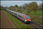 Die Maschinen der Baureihe BB 26000 Sybic befördern größtenteils die TER-Züge zwischen Basel (SNCF) und Straßburg im Elsass. Hier schiebt am Karfreitag, 29.03.2024, eine Sybic 26000 einen TER Steuerwagen gen Basel (SNCF).
In der Karwoche trug die Wetterlage große Mengen Saharastaub in der Atmosphäre nach Mitteleuropa, s. d. die Lichtverhältnisse trotz strahlendem Sonnenschein getrübt waren.  