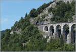 Der SNCF X 73657 hat den 69 Meter langen Tunnel des Crottes verlassen und fährt nun über den aus zehn Bogen und in einer langen Kurve liegenden 165 Meter langen Viaduc des Crottes.