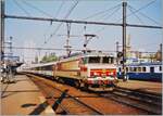 Die SNCF CC 6558 wartet in Dijon mit einem Reisezug auf die Abfahrt, wahrscheinlich in Richtung Lyon.