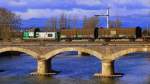 Frankreich, Languedoc, Hérault, Béziers, die BB469208 (die ex BB 466208 mit neuem Motor)mit ihrem Fret auf der Brücke über den Fluss Orb nahe beim Bahnhof von Béziers.