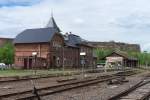 Gare de Bitche oder die Frage:........Werde ich jemals wieder fahrende und haltende (Personen) Zge sehen.

Der Bahnhof (gebaut 1869) des kleinen Stdtchens Bitche liegt an der Bahnstrecke 159.000 von Haguenau ber Sarreguemines und Bning nach Hargarten-Falck.
125 Kilometer war die Strecke einst lang.
Der Zugverkehr zwischen Niederbronn und Bitche ist schon seit 1996 eingestellt, Busse bernahmen den Personenverkehr.

Kurz vor Weihnachten 2011 traf es auch den Teil der Strecke Bitche - Sarreguemines. Ein Erdrutsch machte die Strecke unpassierbar.
Zuerst sollte der Schaden bis Mrz 2012 behoben sein, dann hie es, dass die Zge nach den Sommerferien 2012 wieder fahren sollten.

Leider ist bis zum Mai 2013 der Zugverkehr noch nicht wieder aufgenommen. Man spricht sogar von Stilllegung der Strecke.
Weitere Schden am Oberbau wurden festgestellt, man nennt die Summe von bis zu 40 Millionen Euro fr die Sanierung der rund 40 Kilometer zwischen Bitche und Saargemnd.
Vielleicht helfen ja die Proteste der Brger, die mit dem Busangebot im Schienenersatzverkehr nicht zufrieden sind.
Im Hintergrund die Zitadelle von Bitche, die wir besucht hatten.

11.05.2013