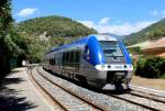 SNCF: En Triebzug der Baureihe X76500 (X76626) verlässt am 29. Juli 2015 den Bahnhof in L'Escarène in Richtung Nice / Nizza.