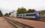 Die Meterspur-Dieseltriebzüge SNCF-X74505 und SNCF-X74502 beim Rangieren in Romorantin.