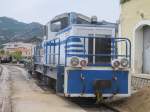 Am 03.08.2011 wartet die Diesellok M48T mit einem offenen Gterwagen im Bahnhof Calvi auf den nchsten Einsatz.