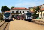 Bahnhof Ajaccio der CFC am 12.06.2014: Während rechts die Fahrgäste den gerade angekommenen AMG 821/822 verlassen, wartet links ein Zug mit AMG 818 an der Spitze auf Passagiere in Richtung