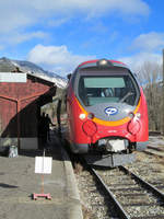 Chemins de fer de Provence (CP) - Bf Saint-André-les-Alpes - AMP 804 (planmäßig 11:44 nach Digne-les-Bains) wartet auf Freigabe der Strecke - 
interessant ist die Sicherung der eingleisigen Strecke mit per Hand aufgestellten Tafeln am Bahnsteig - Aufnahme: 30.12.2017-11:49