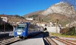 CP AMP800 von St.André nach Nizza fährt in Entrevaux ein (etwa in Streckenmitte). 06.03.2023