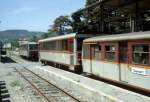 CP, Chemins de fer de Provence: Zwei Schienenbustriebwagen, der eine mit dem Beiwagen XR 1331, halten im Juli 1982 im Bahnhof Digne.