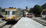 Digne im Juli 1982: Ein Triebzug der SNCF (Normalspur) und ein Aurorail / Schienenbustriebwagen der Chemins de fer de Provence (Meterspur) halten im SNCF-Bahnhof Digne. - In den Jahren 1981 bis 1989 gab es die Alpazur, eine Zusammenarbeit zwischen der SNCF und den Chemins de fer de Provence, die den Fahrgsten eine schnellere Verbindung zwischen Genve / Genf und Nice / Nizza ermglichte, als wenn sie ber Marseille htten fahren mssen. - Im Jahre 1989 stellte die SNCF die Bahnbedienung auf der Strecke Saint-Auban - Digne ein, und seit diesem Jahr gibt es die krzere und schnellere Reisevariante nicht mehr. - Auf der CP-Strecke Digne - Nizza, bietet  le Train des Pignes , d.h.  der Pinienzapfenzug , heute dem Reisenden eine schne Fahrt von mehr als 3 Stunden mit 16 Viadukten, 15 Brcken und 25 Tunneln an.