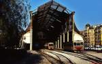 Etwas verloren angesichts der gewaltigen Bahnhofshalle wirkt der X 300 der Chemin de Fer de Provence/CP, der im Mrz 1987 den Gare de Sud in Nice/Nizza verlsst.