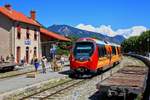 AMP 802/801 hat mit Zug 5 den Bahnhof Entrevaux erreicht, 26.08.2012.