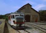 Autorail x212 (Billard 1938)  abgestellt in Digne les Bains, 18.08.2005. Das Fahrzeug gehrte bis 1969 der CFV. Das Gastspiel bei der Chemins de Fer de Provence endete 2010 mit dem Verkauf an die Voies ferres du Velay.
