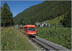 Der SNCF Z 850 N° 52 (94 87 0001 854-2F-SNCF) hat vor Kurzem den im Hintergrund zu erkennenden Bahnhof von Vallorcine verlassen und fährt nun als TER 18988 nach Les Houches.