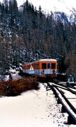 Zug der Baureihe Z600 auf der SNCF-Bahnstrecke Saint-Gervais - Vallorcine, Ort leider nicht bekannt.
Datum: 01.01.1988