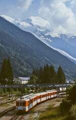 Glück gehabt - genau in dem Moment, als eine Z 600-Garnitur Chamonix in Richtung Le Chatelard-Frontiere verließ, riss die Wolkendecke auf und gab den Blick auf den Mont Blanc, mit 4.810 m höchster Berg Europas, frei (Juli 1983)