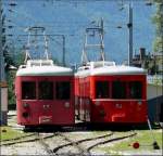 Triebzge N 52 und 54 des  Petit Train Rouge , der Chamonix Mont Blanc-Montenvers Mer de Glace Zahnradbahn warten am 03.08.08 im Bahnhof von Chamonix auf ihren nchsten Einstze. (Hans)