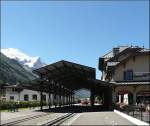 Der Bahnhof der Chamonix Mont Blanc-Montenvers Mer de Glace Zahnradbahn in Chamonix vor der Kulisse des Mont Blanc fotografiert am 03.08.08. Das schne Bahnsteigdach ist typisch fr diese Region Frankreichs. (Jeanny)