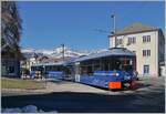 Auf dem Bahnhofsplatz von Saint Germain-Les-Bains-le-Fayet wartet  Marie  mit ihrem Steuerwagen auf die baldige Bergfahrt.