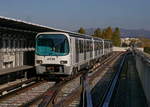 Der vierteilige Métro-Zug RTM-MA28+NB29+RA14+MA27 in der Endstation Sainte-Marguerite Dromel der Ligne-M2.
Die vierteiligen Züge des Typs MPM76 wurden von Alsthom gebaut und zur Eröffnung der Métro 1977 in Betrieb genommen. 2016-11-16 Marseille Sainte-Marguerite Dromel