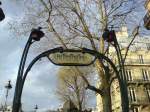Paris Cluny La Sorbonne. Hier findet man ein klassisches Metroschild mit roten Laternen.