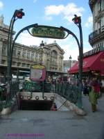 Pariser Mtroeingang „Gare du Nord“ im Stil der Belle Epoque  mit dem Bahnhof im Hintergrund.
Seit 1907 bietet die Mtro hier Verbindungen zur Stadtmitte und zu anderen Bahnhfen.
23.06.2007
