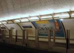 An stark frequentierten Metro-Stationen hat man damit begonnen, die Bahnsteige mit glsernen Absperrvorrichtungen zu sichern. Die Tren ffnen sich erst, wenn der Zug steht. Hier an der  Porte Maillot , Metro- Linie 1, im Pariser Nordwesten. 15.7.2010