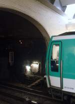 Gleich geht es weiter durch den Tunnel Richtung Osten: Zug der Pariser Metro-Linie 2 in der Station  Rome .