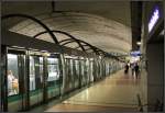 Bahnsteigebene - 

Einer der beiden Seitenbahnsteige der Metrostation  Madeleine  in Paris. 

21.07.2012 (M)