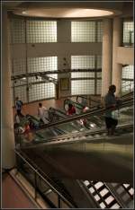 Im Rolltreppenhaus - 

Großzügiger Zugangsbereich zur Metrostation  Madeleine  der Linie 14 in Paris. 

21.07.2012 (M)