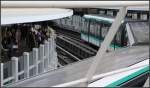 Das Eckige im Runden - 

Metrozug im engen Bogen an der Haltestelle  Bastille , die inzwischen mit Bahnsteigtüren ausgerüstet ist. Metrolinie 1 in Paris. 

21.07.2011 (M)