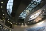 M14 Saint-Lazare - 

Blick nach oben unter die an die Oberfläche führenden Rolltreppen. Der Ausgang liegt unter einer Glaskuppel auf dem Bahnhofsplatz vom Gare Saint-Lazare. Am 16.12.2003 wurde die modernste Metrolinie von Paris, die Linie 14 von der Station Madeleine um eine Station bis hierher verlängert. Von hier aus wird diese Linie nach Norden über Porte de Clichy, Saint-Quen bis Marie de Saint-Quen verlängert (4 Stationen, 5,8 km).
 
21.07.2012 (M)