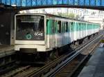 Pariser Metro der Linie 6 auf Gummirdern am 30.8.2013 in der Station Bir-Hakeim.