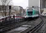 Ein Zug der Pariser Metrolinie 5 hat gerade die Seine überquert und fährt in die Station  Gare d´Austerlitz  ein. 15.1.2014