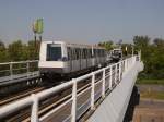 Tisséo-H07 VAL-Métro-Triebzug (Typ: VAL206, Hersteller: Matra 1993, renoviert: 2012-2014) an der Station Toulouse Basso-Cambo der Métro Ligne A. 
Im Hintergrund ein Triebzug des neueren Typs VAL208NG.
In Toulouse betreibt Tisséo mit den Linien A und B zwei automatisch betriebene Métrolinien vom System VAL. 
2015-08-29 Toulouse Basso-Cambo 