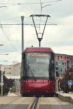 Ein Translohr Triebwagen steht an der Station St Jacques Dolet in Richtung Les Vergnes.