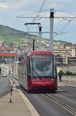 Ein Translohrtriebwagen fährt den Viaduc Saint Jacques hinauf in Richtung Les Vergnes.