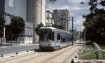 Im Sommer 1993 fährt der Tw 102 auf der Linie 1 der Straßenbahn der Ile de France durch Bobigny zum Gare de Saint Denis 