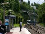 Von Tram Nummer413 gefhrte Doppeltraktion auf der historischen Strecke in Meudon-sur-Seine unterwegs auf der Linie T2 Richtung Issy-Val-du-Seine.
Die Linie T2  wurde 1997 als zweite neue Straenbahnstrecke im Raum Paris erffnet. Diese Strecke war aber im Groteil ihres Verlaufs bereits 1889 als Eisenbahnstrecke erffnet worden. Ab 1995 wurde sie zur Tramway mit Rechtsverkehr und 750V= umgebaut und hergerichtet.
26.06.2007 Meudon-sur-Seine