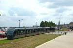 Eine Tram der Linie B befhrt in Fahrtrichtung Claveau das Ufer der Garonne.