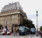 Zwei Trams der Linie B begegnen sich am Place de la Comedie. (8.8.09)