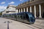 Frankreich / Straßenbahn Bordeaux: Alstom Citadis 402 der TBC Bordeaux, Wagen 2212, aufgenommen im September 2015 in der Nähe der Haltestelle  Grand Théâtre  in Bordeaux.